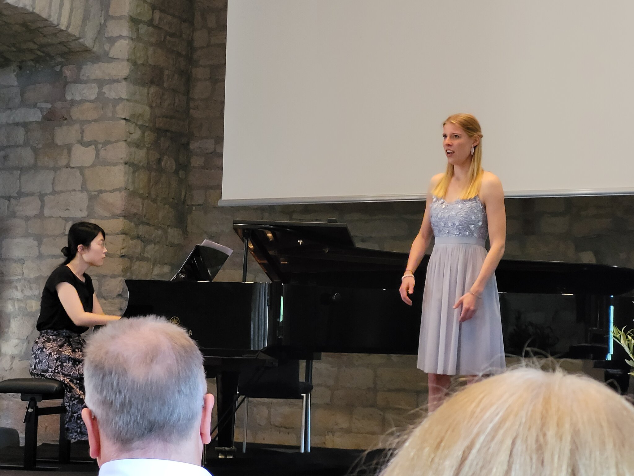 Auftritt der Gewinnerinnen des Förderpreises beim Lions-Musikwettbewerb 2022: Sängerin Johanna Kilburg, begleitet von der Pianistin Sola Ko