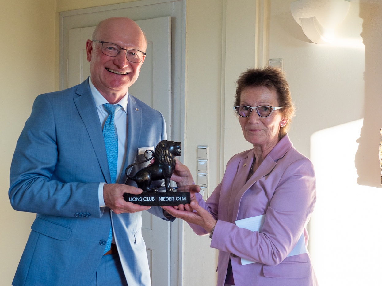 Bernd Haferstock, aktueller Präsident des Lions Clubs Nieder-Olm und Brigitte Weitmann, seine Vorgängerin